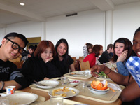 仲のよい留学生達と学食でお昼