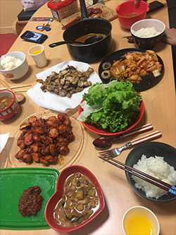 韓国人の友達が寮で振舞ってくれた料理です。とても美味しかったです。
こうしてよくキッチンで集まってたくさんご飯を食べました。
