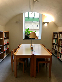 学校の図書館の自習スペース