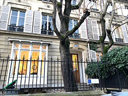 フランスラング ヴィクトルユゴー校の外観と教室